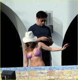 组图：安妮斯顿与神秘男拥吻 比基尼装性感惹火