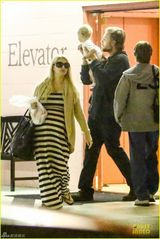 组图：杰西卡巨肚臃肿似奶牛 未婚夫抱女温馨