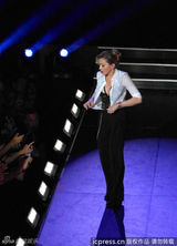 组图：麦当娜巴黎开唱 豪放岔双腿无惧露底