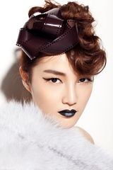 组图：周泓拍复古写真 似水年华演绎胶片纯美