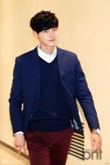 组图：李钟硕出席签名会 嘟嘴捂脸可爱娇羞