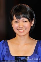 组图：《庸才》首映 堂富美蓝裙可爱臀部似鸡尾