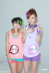 组图：何佩瑜陈静仪拍广告 背心热裤活力上阵