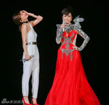 组图：51岁江蕙台上脱裙 露肉色内裤引骚动