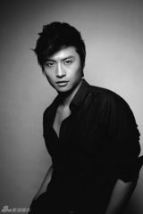 组图：型男袁新拍写真 黑白大片秀魅力酷感