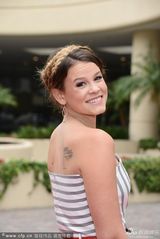 组图：金球奖造势 “金球小姐”率众脚铺红毯