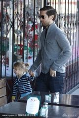 幻灯图集：托比-马奎尔携妻女外出 蜘蛛侠墨镜遮面