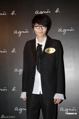 组图：钟楚红出席秋冬时装展 低胸红唇性感出镜