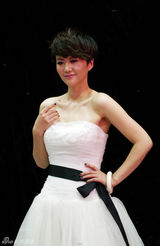 组图：谭维维中歌榜获10项提名 上演完美婚纱秀
