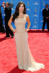 高清图：艾美奖红毯 劳伦-瓦莱兹薄纱礼服曲线玲珑 