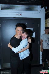 组图：陈奕迅红馆度生日 吹不灭蜡烛笑翻天