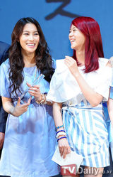 组图：Kara获韩国观光之星殊荣集体领奖