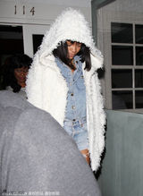 组图：蕾哈娜披毛绒大衣亮相 一路低头显文静