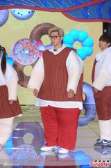 组图：罗志祥变身超级大胖子 与小鬼敖犬搞怪