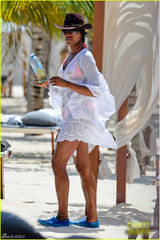 组图：黑珍珠坎贝尔性感亮相派对 高叉裙秀长腿