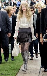 组图：泰勒-斯威夫特亮相米兰时装周装扮甜美