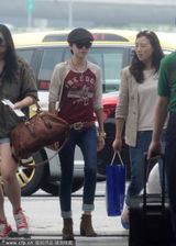 组图：董洁中性装扮现身 与同伴热聊心情靓