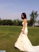 组图：周冬雨晒婚纱美照 身姿窈窕露肩性感