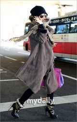 组图：金喜善返韩亮相机场 黑超遮面气场足