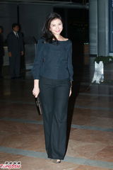 组图：晶刚香港婚宴 钟楚红黑色套装优雅贵气亮相