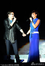 组图：46岁林忆莲厦门开唱 被男舞者掏下档狂野