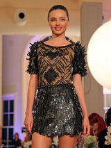 高清组图：辣妈超模米兰达-可儿现身悉尼走秀