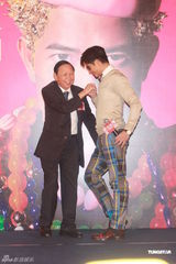 组图：郭富城个唱将凌空跳舞 带来全新超视觉享受