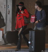 组图：张柏芝拎吉他外出 墨镜遮脸获眼镜男护送