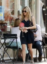 组图：西耶娜与未婚夫带女散步 全家温馨有爱