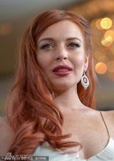 组图：林赛-罗韩出席首映金裙秀美背 红唇风骚献吻