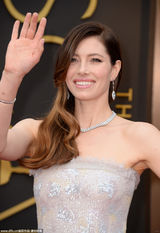 组图：杰西卡-贝尔白色亮片长裙知性优雅