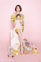 组图：李湘携爱女拍杂志 小公主表情搞怪惹人爱