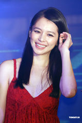 组图：吴克群发新专辑 单膝下跪示爱徐若瑄