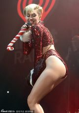 组图：麦莉再现大尺度蹶臀舞 调戏圣诞老公公