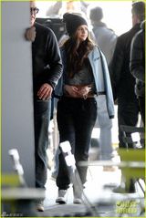 组图：赛琳娜休闲装出街 短上衣露粗壮腰身