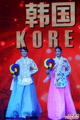 组图：亚洲超模大赛现场换装 旗袍瞬间变泳装