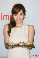 组图：侯佩岑白色长裙亮相 笑容优雅气质甜美