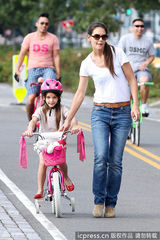 组图：凯蒂教爱女骑车心情佳 苏瑞粉嫩超萌