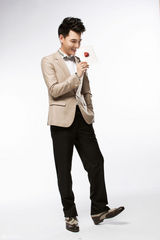 组图：孙坚写真曝光展年下男魅力