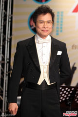组图：罗大佑穿燕尾服做指挥家 带头玩摇滚