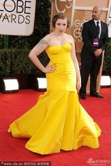 组图：金球红毯《衰姐们》莉娜黄裙 挤胸显丰满