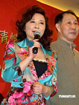 幻灯图：情景剧《跌停板涨停板》开机 蔡明幽默致辞