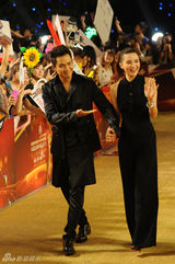 组图：宋佳钟汉良携手走红毯 合作十年再聚首