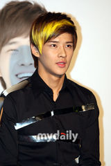 组图：韩国10人新组合男女共学出道 公开主打歌MV