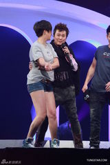 组图：张信哲红馆开唱 深情演绎哲式情歌