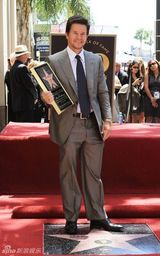 幻灯图集：马克-沃尔伯格星光大道留名 全家人助阵