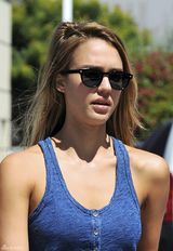 组图：杰西卡-阿尔芭蓝色小背心搭印花裤