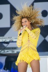 组图：碧昂斯性感嫩黄网眼装动感开唱 秀发飞舞