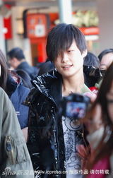 幻灯图：李宇春6日飞抵上海 发型凌乱面色显疲倦