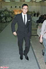 组图：甄子丹致祭司徒锦源 杜琪峰韦家辉送亡友